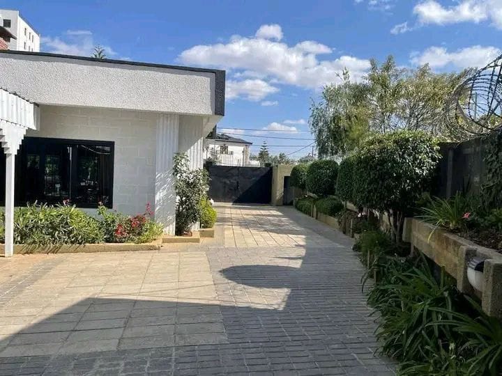 Villa + Service for sale