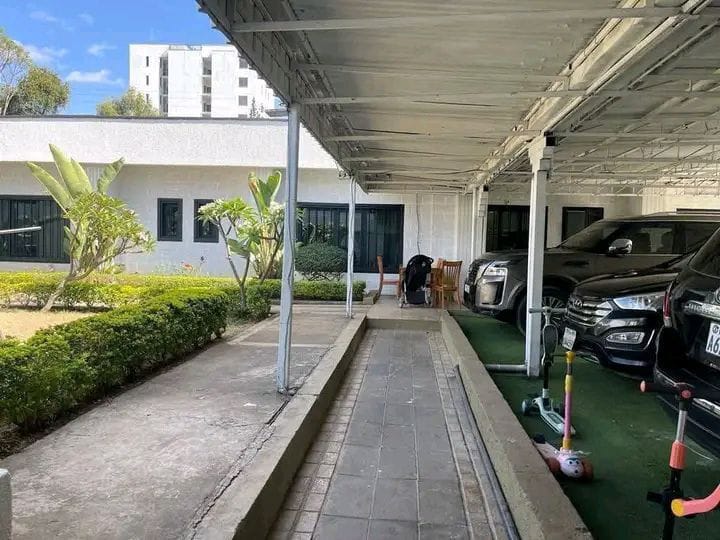 Villa + Service for sale